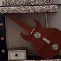 آینه و شمعدون گیتاری به خون بفروش می‌رسد