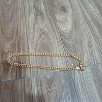 گردنبند طلایی رنگ