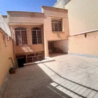 منزل دوطبقه شیک سند جدا مرکز شهرمناسب سرمایه گذاری