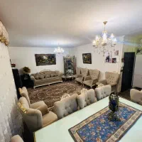 تمامی مبل ناهار خوری لوستر و بوفه در این عکس فروشی