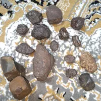 مشکوک به شهاب سنگ و سنگ های قیمتی