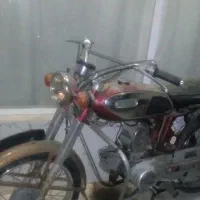 موتورسیکلت یاماها صد قرمز سری پنجاه و دو پلاک دار