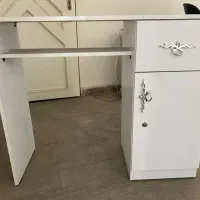 فروش میز ناخن کار ومیز منشی وسرشور... در حد نو