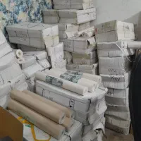 راننده شواری برای جمع آوری و ارسال بار کاغذ دیواری