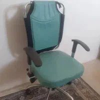 صندلی اداری جک دار تمیز ومحکم دوتا هستش