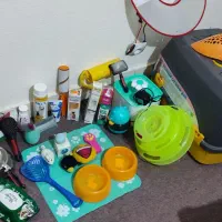 تعدادی وسایل بازی و شامپو قرص آبخوری