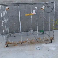 قفس پرنده‌ و مرغ و خروس