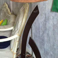 آباژور ایستاده