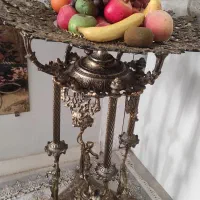 کنار سالنی برنجی،میز و گوزن برنجی