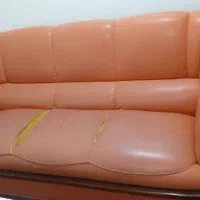 مبل سه نفره چرم فقد دو پارگی دارد