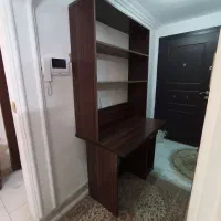 میز تحریر کامپیوتر ،با کتابخانه