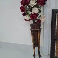 گل رز و گلدان چوبی