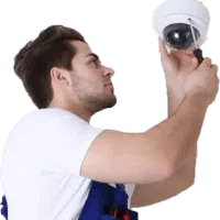جوان علاقه مند به نصب دوربین مداربسته