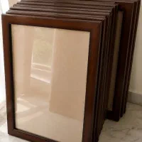 ۲۰ قاب PVC، رنگ قهوه‌ای تیره، سایز ۵۰×۷۰، در حد نو