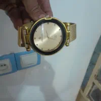 یک عدد ساعت طلایی رنگ ثابت