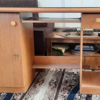 میز کامپیوتر همراه با شیشه محافظ ۵ میلیمتر