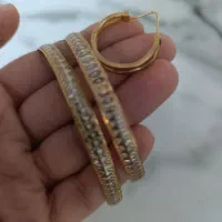 یک جفت النگو شکسته و یک لنگه گوشواره