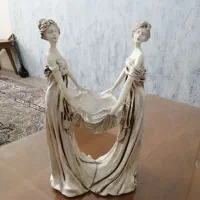 مجسمه دوخواهر