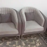 مبل راحتی با میز عسلی در حد نو دوماه استفاده شده|مبلمان خانگی و میز عسلی|مشهد, بهمن|دیوار