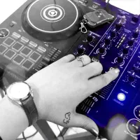 دیجی(dj)خانم همراه با نورپردازی و بخار