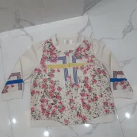 تعدادی لباس بچگانه