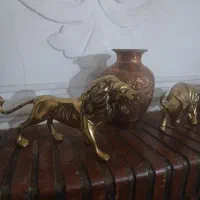 مجسمه وگلدان