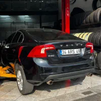 کارگر اتو سرویس تعویض روغن و روغنی ولاستیک