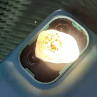 دوتا سنگ دارم که بار سفید گوشی بازتاب زرد داره