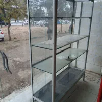 میز و صندلی و ۲ دستگاه ویترین و پایه بنر تبلیغاتی|فروشگاه و مغازه|کرمانشاه, |دیوار