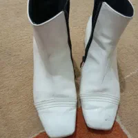 چند جفت کفش نیم پوت و چکمه