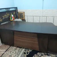 میز ریاست وصندلی چرخ دار همراه رخت آویز بزرگ اداری|مبلمان اداری|سیرجان, |دیوار