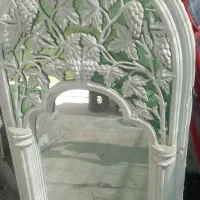 یک عدد اینه با قاب گچی زیبا