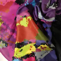 پارچه ها در رنگ های مختلف وجنس های مختلف