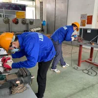 پرسنل مونتاژ کار در کارخانه