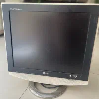 دو عدد مانیتور و یک عدد کیبورد