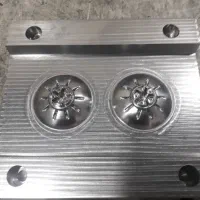 کارگر ساده در کارگاه قالبسازی