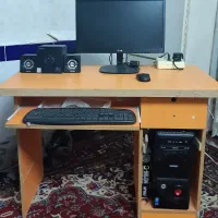 کامپیوتر همراه با میز