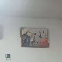 یک عدد ساعت به فروش می رسد