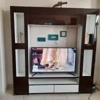 میز تلویزیون و ساعت دیواری