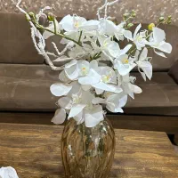 گلدان به همراه گل