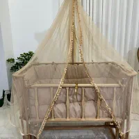 تخت کنار مادر وگهواره