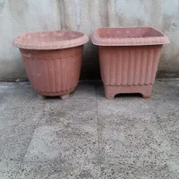 گلدان پلاستیکی و سفالی کارکرده یکجا