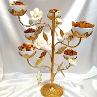 هفت سین و آجیل خوری کنارسالنی میوه شکلات آجیل