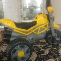 سه چرخه زرد رنگ وابی رنگ و ماشین فرمونی چهارچرخ
