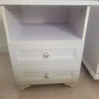 میز ناهارخوری و کمد بچه و یک عدد پاتختی