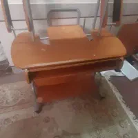 میز تحریر و کامپیوتر