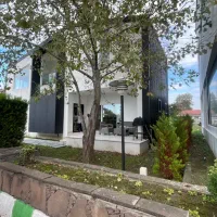 دوبلکس ، شهرکی ، بر جاده اصلی