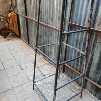 چهار پایه آهنی محکم.