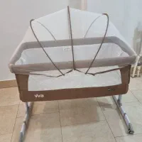 تخت کنار مادر