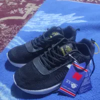 یک جفت کفش مشکی بسیار سبک و راحت